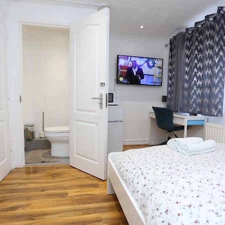 Fabulous Room With En-Suite Bathroom And Shared Kitchen Thamesmead  Exterior photo