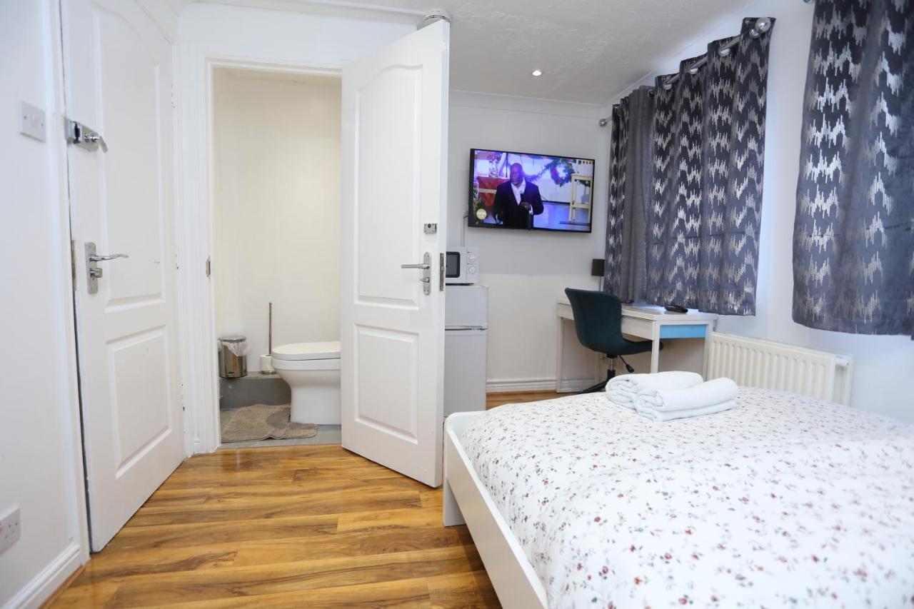 Fabulous Room With En-Suite Bathroom And Shared Kitchen Thamesmead  Exterior photo