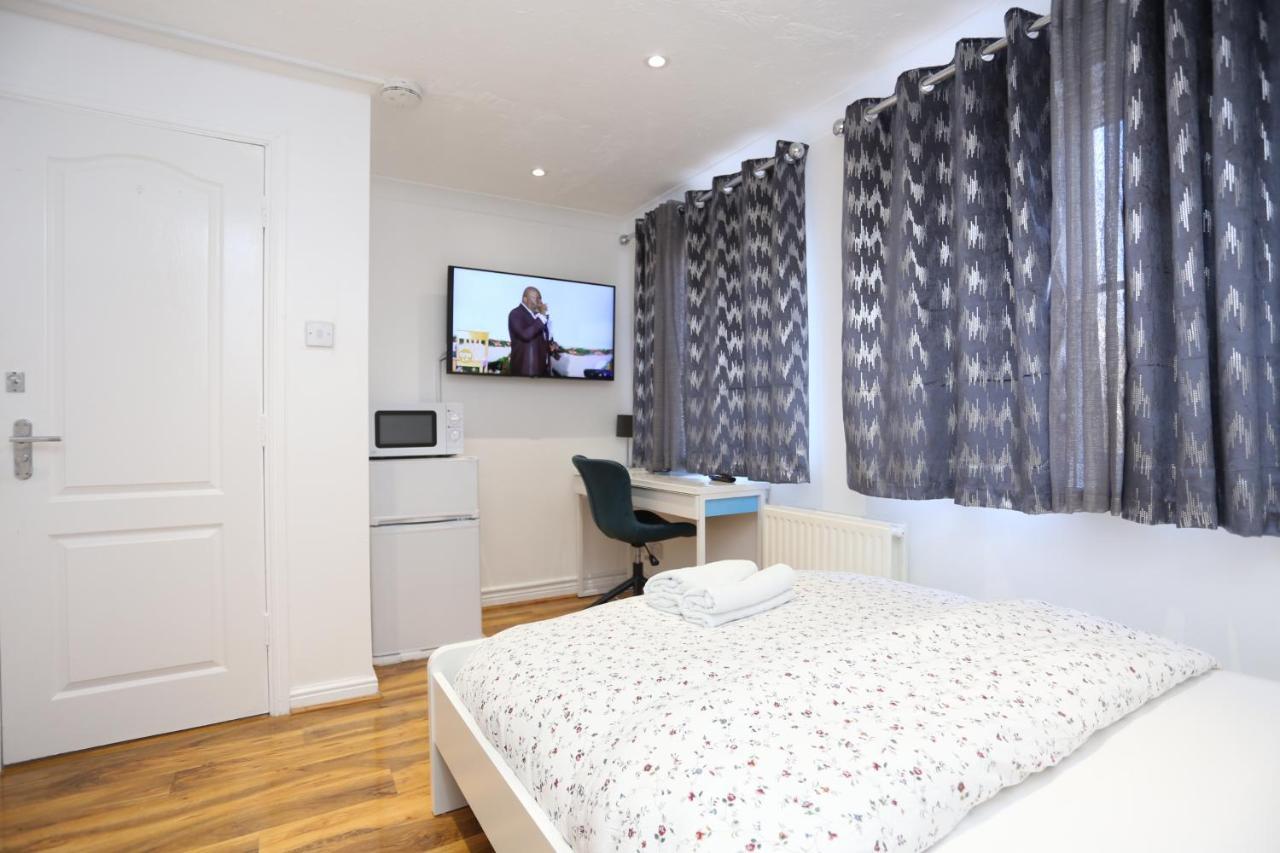 Fabulous Room With En-Suite Bathroom And Shared Kitchen Thamesmead  Exterior photo