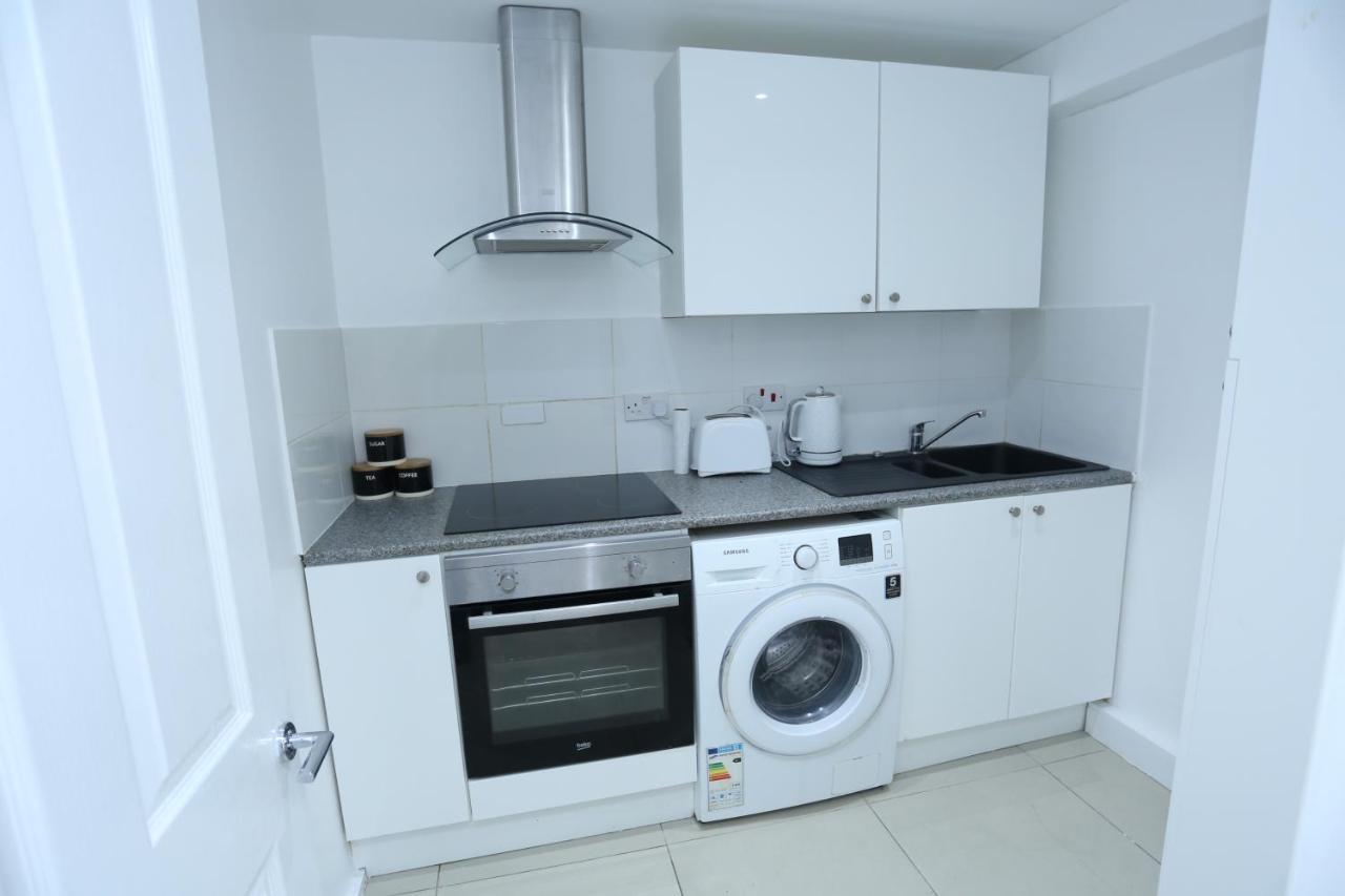 Fabulous Room With En-Suite Bathroom And Shared Kitchen Thamesmead  Exterior photo